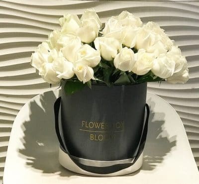 14. קופסת פרחים ורדים לבנים