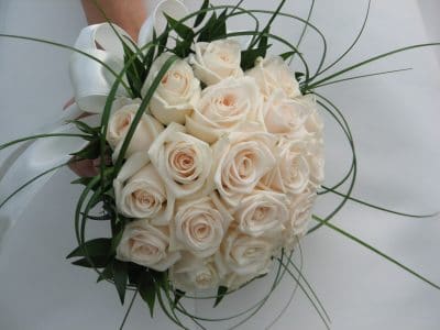 1. זר כלה ורדים לבנים