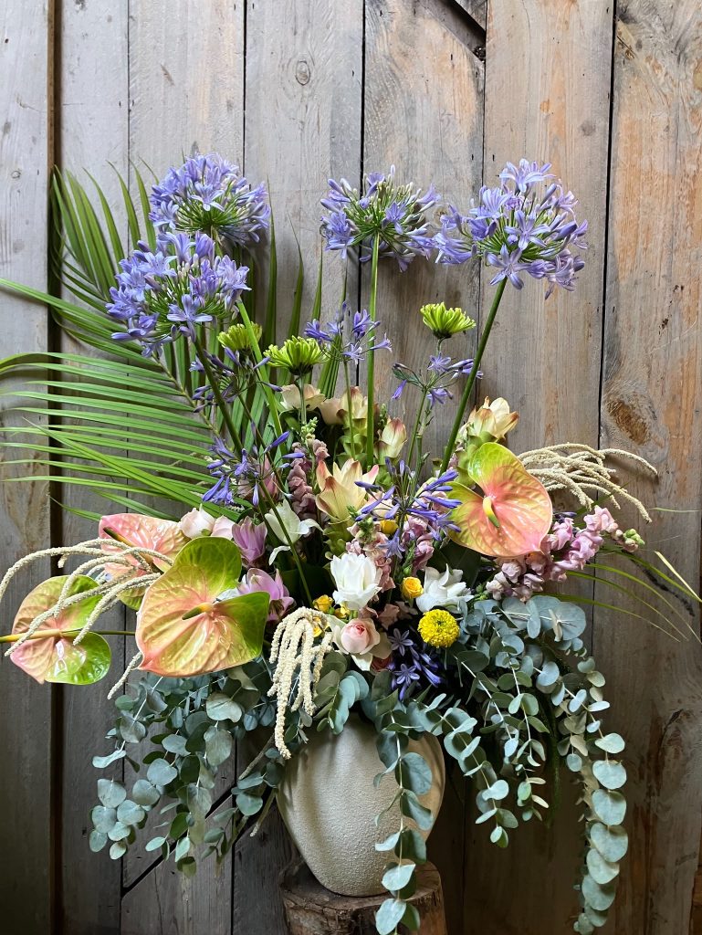 Artisan fleuriste créant un bouquet personnalisé après une conversation avec son client chez Amaryllis à Tel Aviv